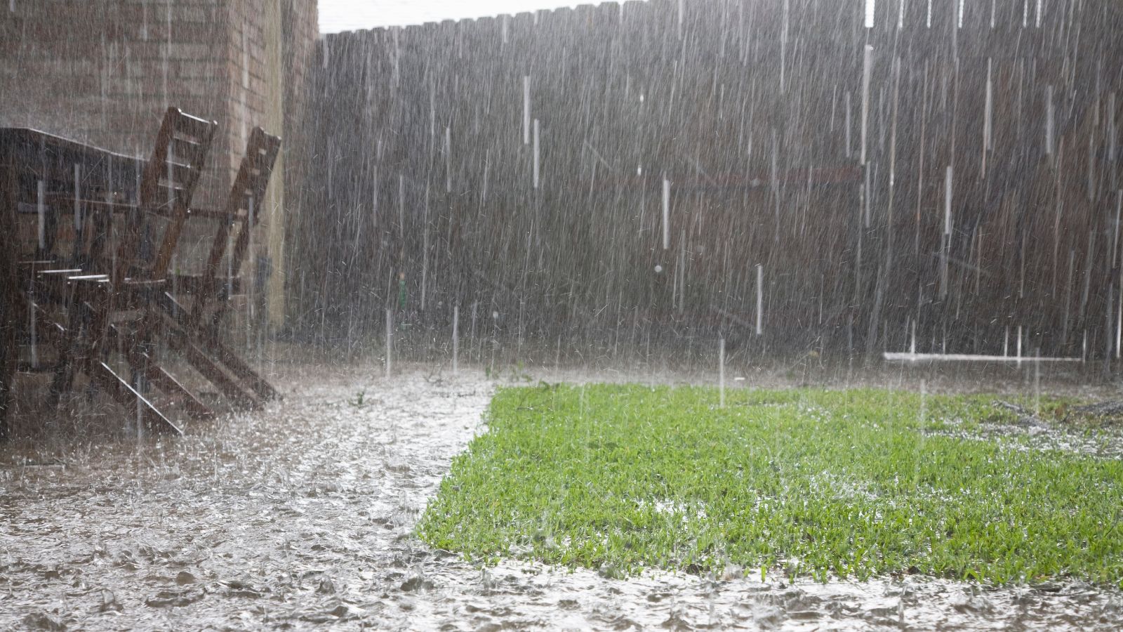 Onderzoeksraad voor Veiligheid: Extreme regen vraagt om meer bewustzijn en maatregelen tegen onveiligheid