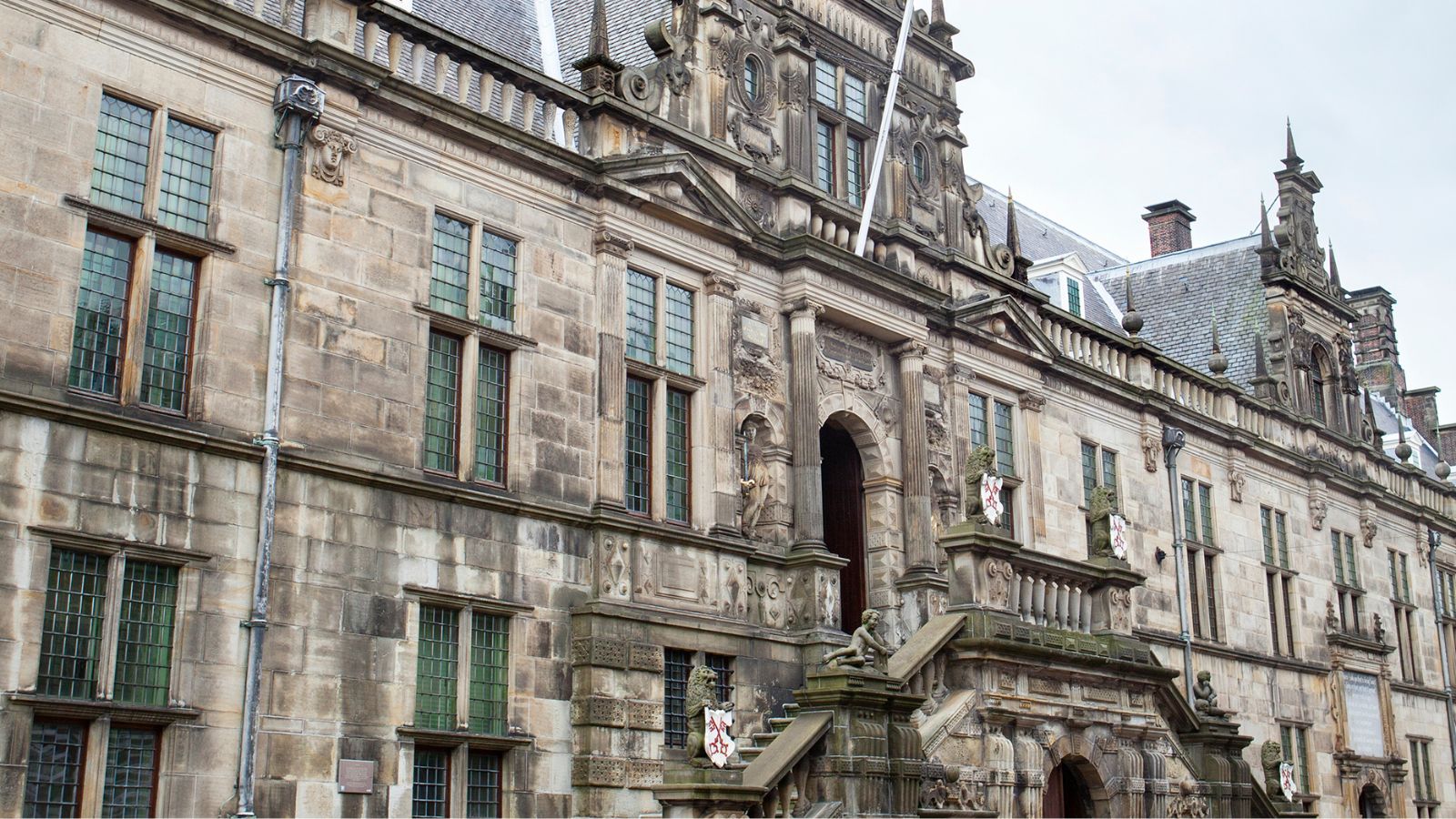 Steeds minder gemeenten besteden sociale taken uit